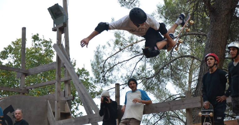 Skateur portant un casque ALK13